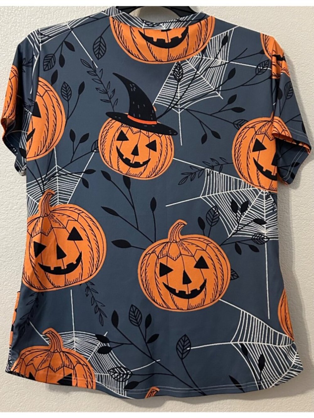 XL Scrub Top Medical Halloween Pumpkin Spider Web V-Neck Short Sleeve 2 Pockets - Picture 2 of 9